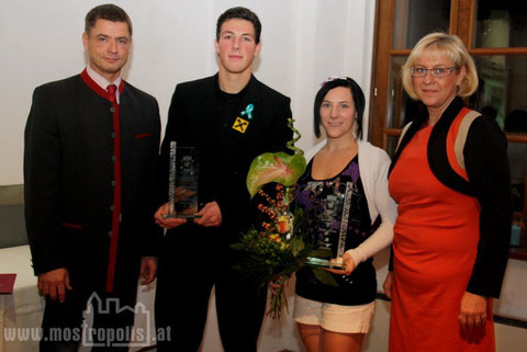 Sportstadtrat Michael Wiesner, Stefan Wimmer, Jasmin Gruber, Bürgermeisterin Ursula Puchebner