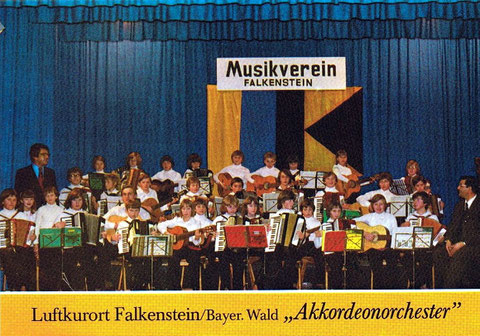 Weihnachten 1976. Das erste Konzert des Akkordeonorchester unter der Leitung von Herrn Riffert