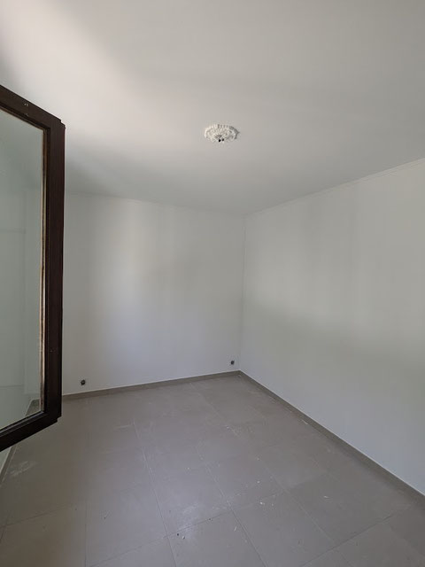 Peintures intérieures à Puissalicon par Peinture Audiffren, artisan peintre en bâtiment : murs, plafonds, boiseries et pose de revêtements muraux.
