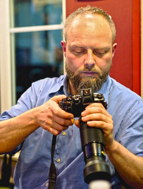 Pub Night With A Tele Lens (photo by Nikolay Tashkow)