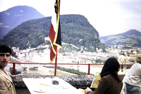 Salzburg 1968 – the Mexican wearing the then very fashionable corduroy jacket on the left is me ... , on the right in the photograph the unknown beauty who did not want to appear in the picture.  