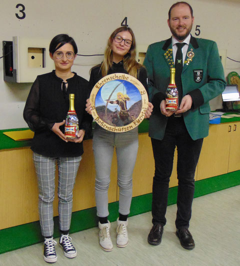 Ehrenscheibe Bogenschützen: von links 2. Platz Patricia Knapp, Scheibengewinnerin Selina Schulz, 3. Platz Christian Lusch.