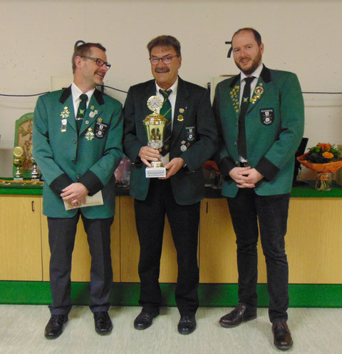 Schützenpokal: von links 2. Sportleiter Markus Zoller, Pokalgewinner Eberhard Graf, SM Christian Lusch.