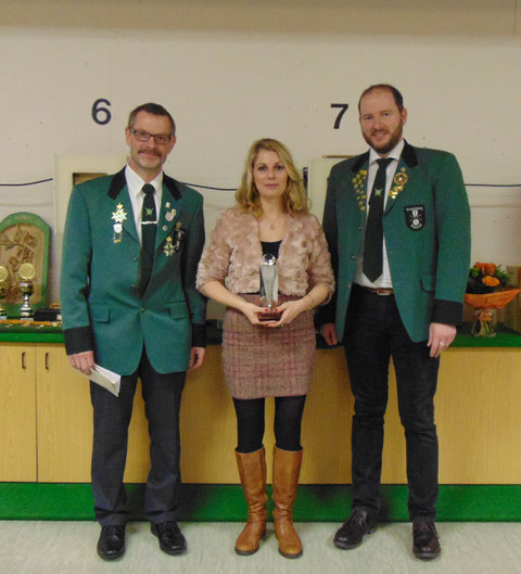 Damenpokal: von links 2. Sportleiter Markus Zoller, Scheibengewinnerin Carmen Fedrizzi, SM Christian Lusch.