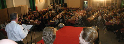 La salle est pleine : 300 personnes