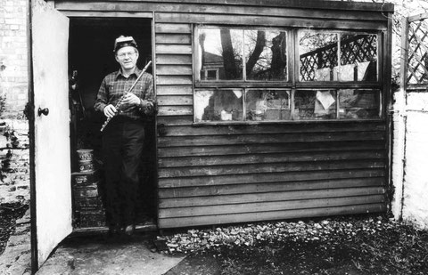 Le luthier Albert K. Cooper devant son atelier