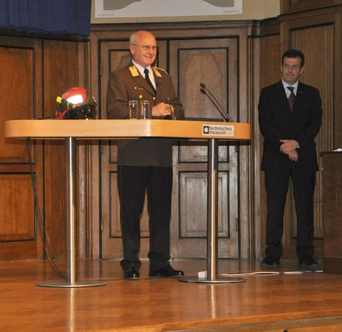 v.l.: LBD KommR Josef BUCHTA und Dräger Safety Austria-GF Johann Karmel