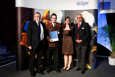 Reinhard Havlicek und Karl Valenta (Dräger Safety Austria) mit FM Thomas Tanzer und Magdalena Miller bei der Verleihung