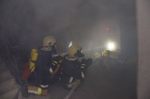 Trupp Mutters bei der Türöffnung zum Küchenbrand