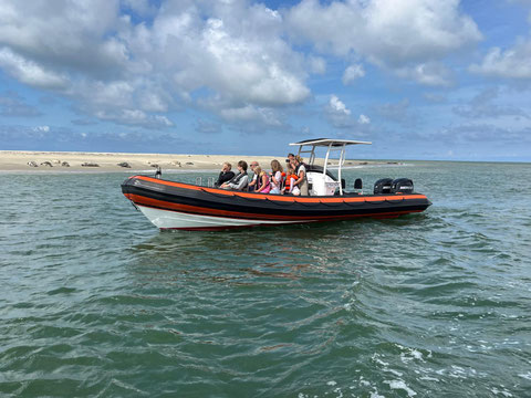 RIB ligt stil voor de zandbank bij de Engelschhoek naast Terschelling