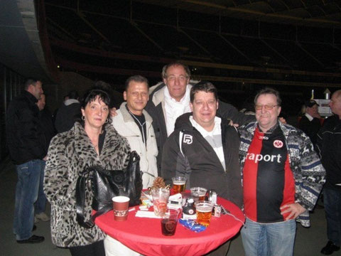 Vorstand bis 2012: Jeanette Feit, Hans Kuschel, Christoph Prinz, Günter Kohn mit Eintracht Präsident Peter Fischer (Mitte)