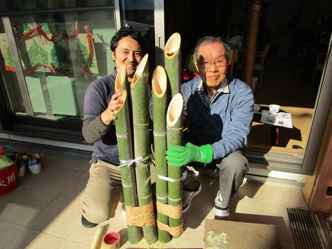 竹を切って、なんと、門松は手作りです。