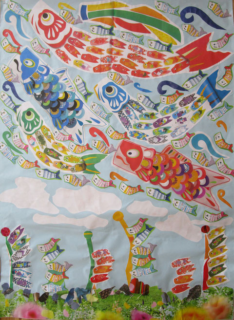 5月の壁飾り作りは、薫風の中、泳ぐ泳ぐ鯉の群れ。元気いっぱいに過ごしましょう。