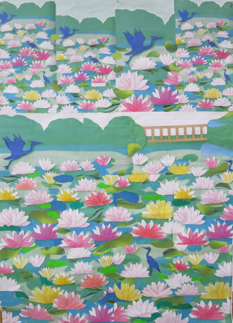今月の壁飾りは見渡す限りの睡蓮の池です。爽やかな季節ですね。