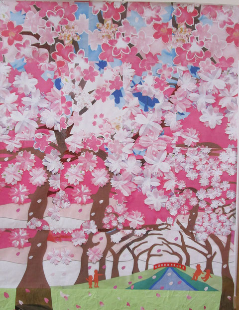 春の壁飾りは満開の桜のお花見です。天白川緑地の桜ももうすぐですよ。