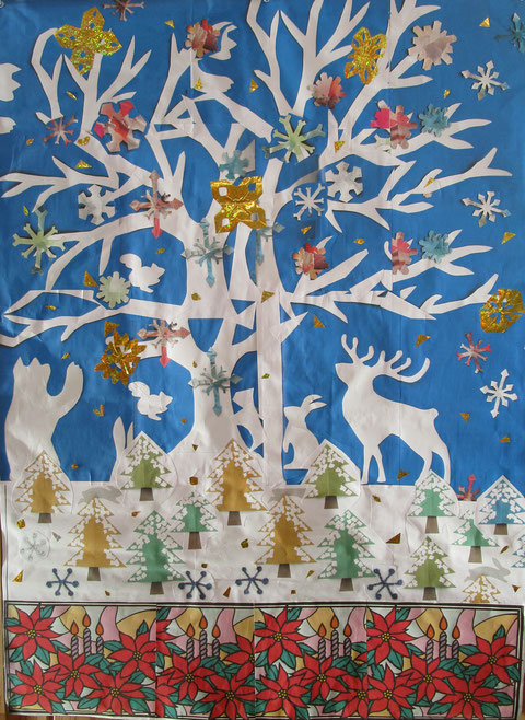 12月の壁飾り作りは冬木立の中、集まる動物たちです。暖かな窓の中はポインセチアです。
