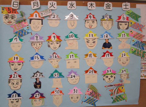 5月の壁ボードカレンダーは、子供たちの笑顔いっぱいです。中には社長とかワンちゃんとかお姉さんとか不思議な顔も・・・どんだけ～～