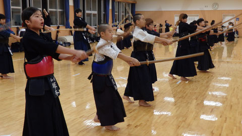 大和中学校・格技場での練習の様子