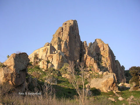 La rocca di Regiovanni (foto S. Farinella©)