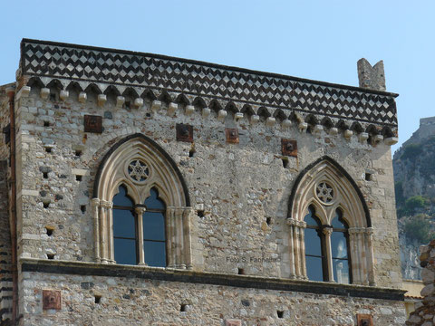 Bifore del palazzo del Duca di Santo Stefano a Taormina (foto S. Farinella©)