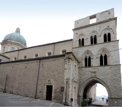 La torre detta "dei Venitmiglia" e la chiesa madre di San Nicolò (foto S. Farinella©)