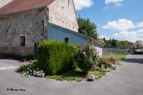 Allée d'entrée par le portail fleurie