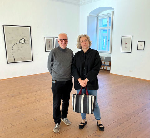 Dr. Silvie Aigner, Chefredakteurin des Kunstmagazin PARNASS besuchte am Montag, 4.November 2024, die Ausstellung NO SPIRIT, NO FLOWER, NO FLAME und wurde vom Künstler Norbert Pümpel geführt.