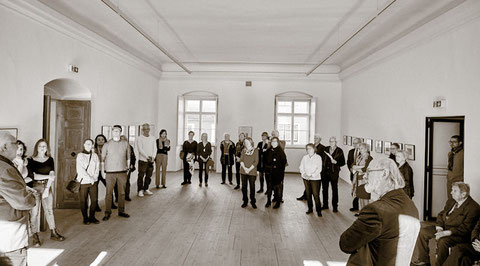 Mit einem Klick auf das Bild zu den Fotos von der Vernissage