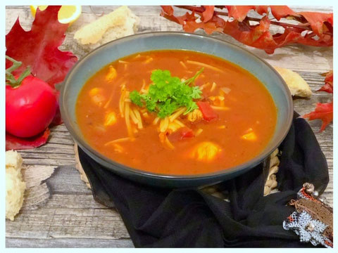 Tuerkische Sehriye Suppe l tuerkische Nudelsuppe mit Haehnchen