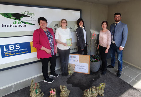 Foto (LFS Hollabrunn, Andreas Fraßl): Obmann-Stellvertreterin Annemarie Maurer (l.)., Geschäftsführerin Barbara Grötz (2. v. r.) und Abteilungsvorstand Wolfgang Funder freuten sich Christa Mang (2. v. l.) und Daniela Büger begrüßen zu dürfen.