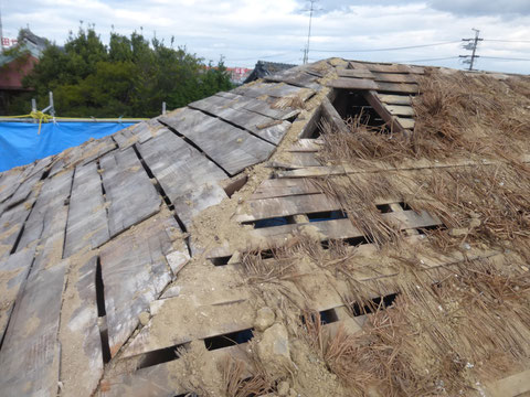 屋根土を撤去して軽くします