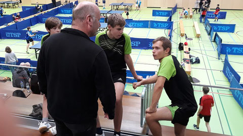 Coach Bernd hatte alles immer im Blick und hat den Jungs mit guten Ratschlägen den Rücken gestärkt.