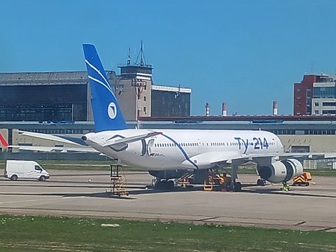 TU 214 " RA-64518 " Red Wings -1