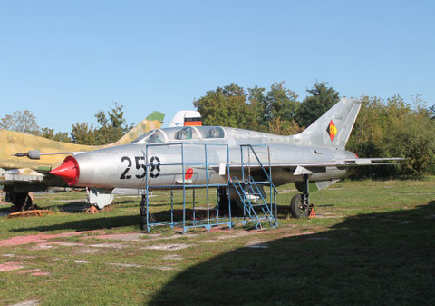 MiG 21U-400 " 258 " NVA -1