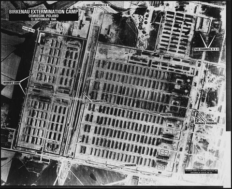 Vernichtungslager Auschwitz-Birkenau. In der Vergrößerung erkennt man weitere Einzelheiten des Lagers (Zufällige amerikanische Luftaufnahme vom 13. September 1944).