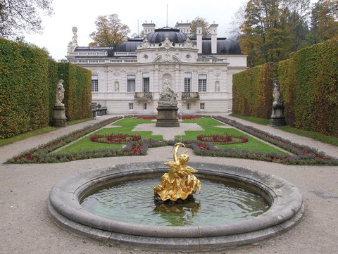 Ostflügel von Schloss Linderhof mit vergoldetem Amor im Bassin (Foto: Manfred Burba)