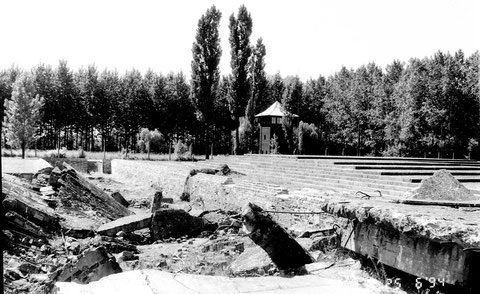 Blick vom Krematorium II auf die eingestürzte Decke der Auskleidungskammer mit Zugangs-treppe (hinten links) sowie auf den Eingangsbereich der zerstörten Gaskammer (vorn links).