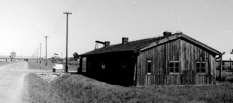 Baracke des Blockführers auf dem Weg zu den Krematorien II bzw. III. Unweit davor befand sich der Eingang ins Frauenlager (oben rechts) und ins Häftlingslager (link von den Gleisen).
