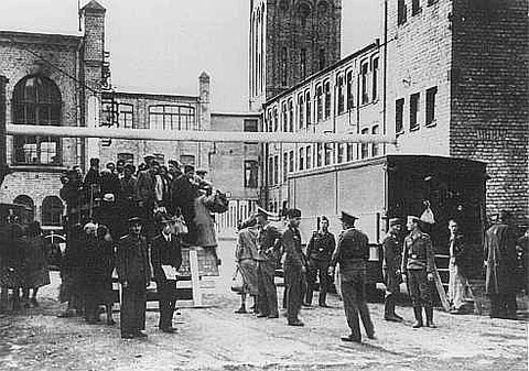 Ankunft eines Arbeitskommandos aus dem Ghetto Riga im deutschen Luftwaffendepot 1942