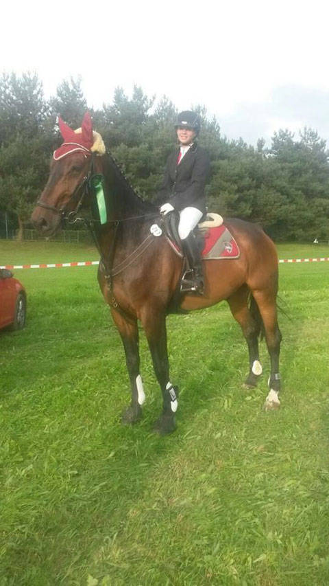 Gratulation an Lea Gäckle auf ihrem Pony Dear Blondie konnte Sie den zweiten Platz des Volksbank Juniorenchampionates des PSK Böblingen 2014 erreichen!