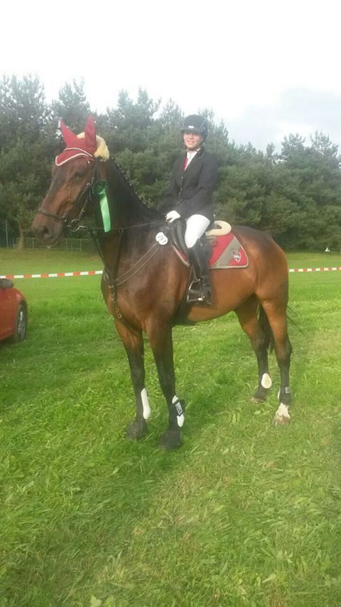 Gratulation an Lea Gäckle auf ihrem Pony Dear Blondie konnte Sie den zweiten Platz des Volksbank Juniorenchampionates des PSK Böblingen 2014 erreichen! 