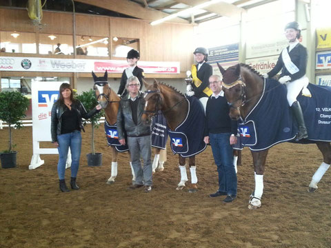 Gratulation an Lea Gäckle auf ihrem Pony Dear Blondie konnte Sie den zweiten Platz des Volksbank Juniorenchampionates des PSK Böblingen 2014 erreichen! 