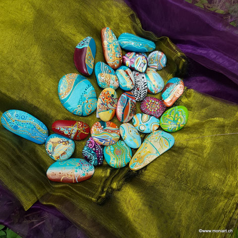 Painted rocks Steine bemalt bunt muster filigran paintet stone Das Material welches ich für die Steine nutze ist vom Kunstfachhandel. Jeder Stein hat auch ein Schutzlack drauf. Die Filigranen Muster, Punkte und Linien auf den Steinen bleiben länger erhalt
