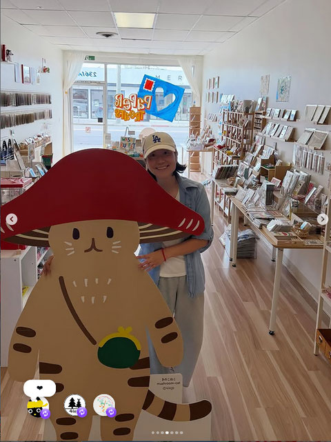 こちらはお店の中。人形の看板は長野の作家『4legs』さんのキャラクター「きのこねこ」