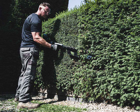 Mann schneidet eine Hecke zurück mit der EGO HTX7500S