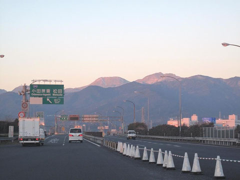 正面の山頂がなだらかなのが駒ヶ岳