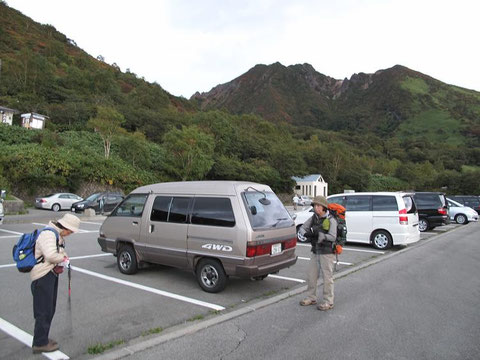 駐車場（奥に朝日岳）