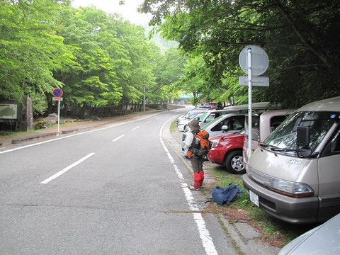 少し先左側に西丹沢自然教室（登山届ポスト有り）