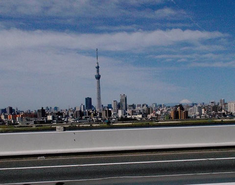 2014.5.17　　スカイツリーと富士山（トリミング）渋滞中の車中から