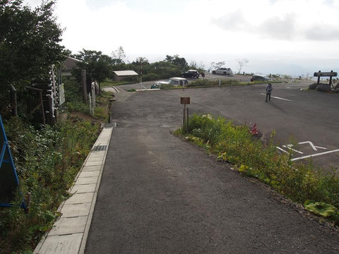 イワカガミ平駐車場 左向こうがトイレ棟